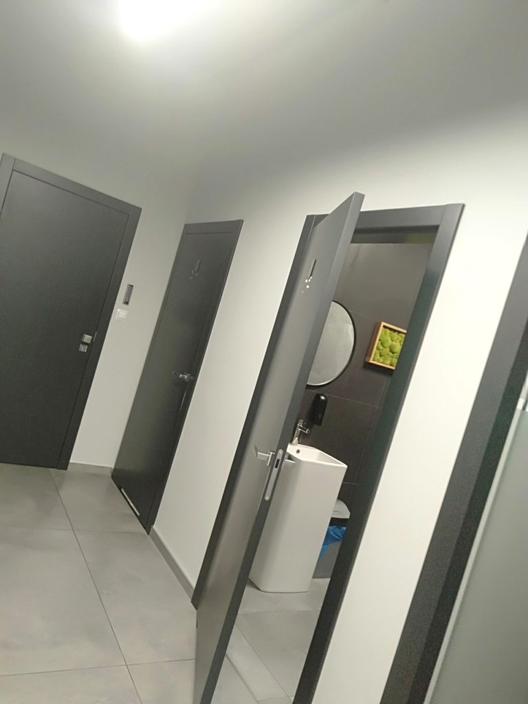 Sprzątanie zaplecza sanitarnego w biurze | PrzeBłysk